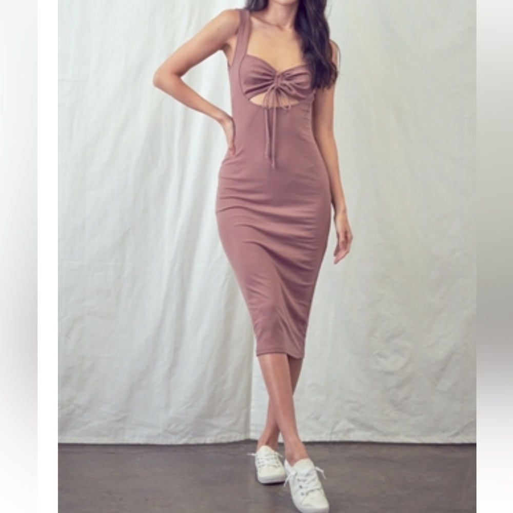 Ribbed Cut-Out Detail Dress
Color: Mocha
Size: M